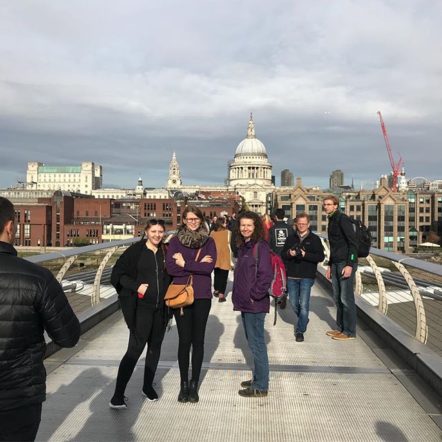 Tjejer på millennium bridge