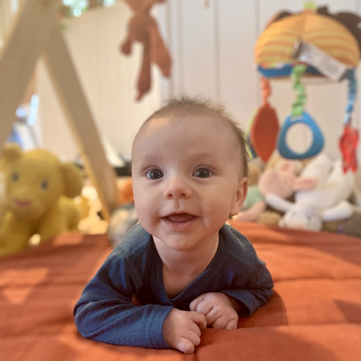 Aksel ser glad ut framför sitt babygym