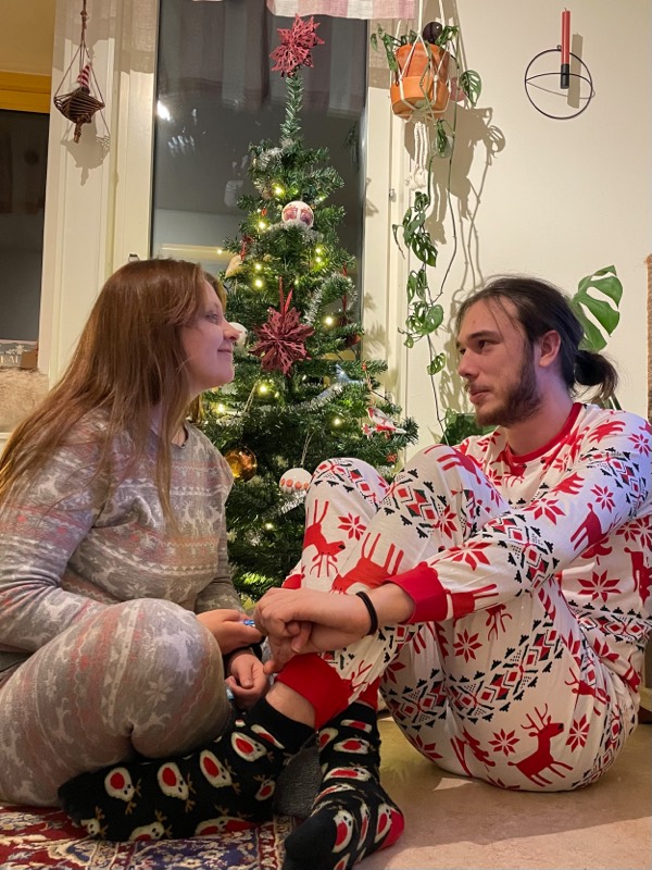 Gran i kungshamra med Carolina och Christian iförda julpyamas
